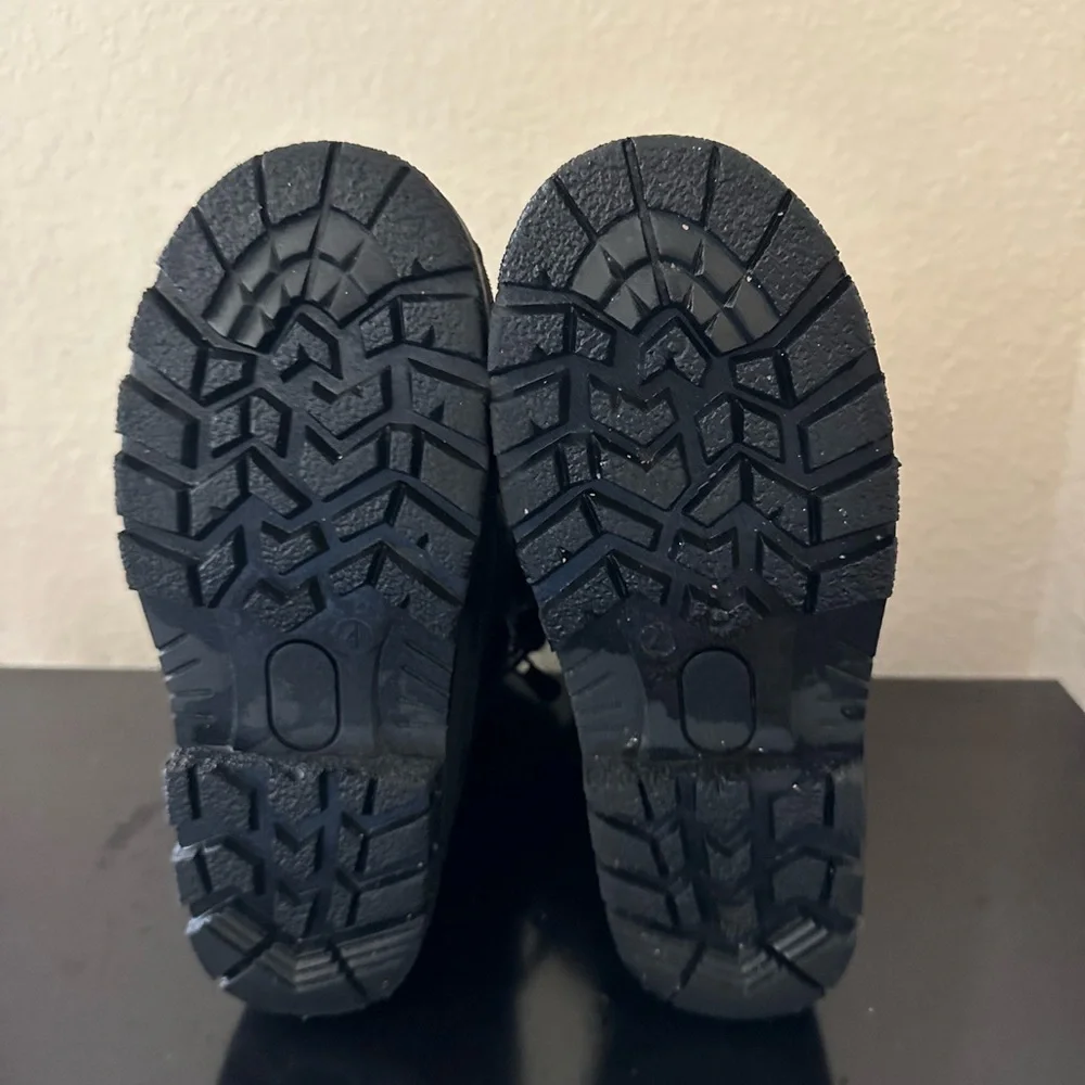 Kids’ Dream Pairs Waterproof Winter Snow Boots | Size 4 - Picture 8 of 8